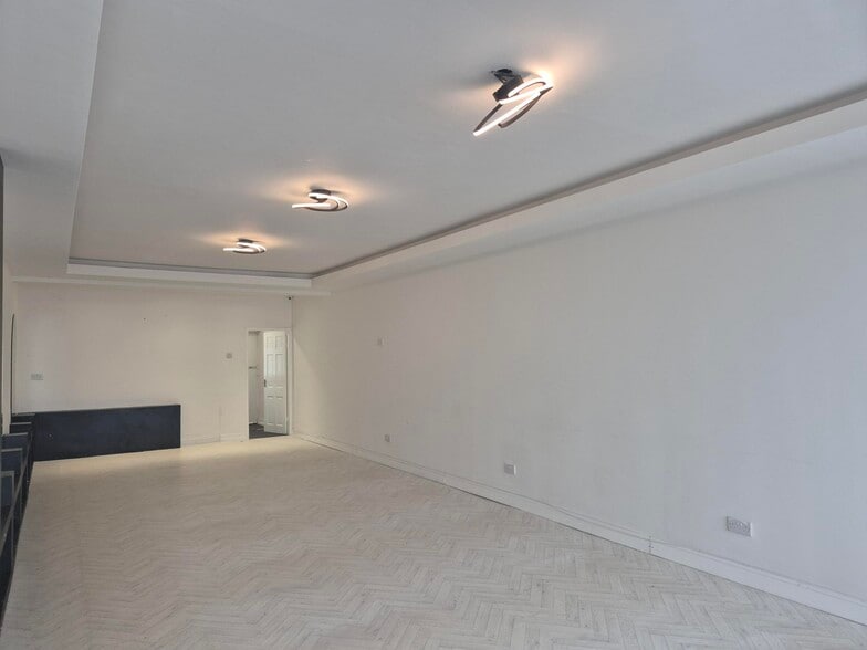 9 Tree View Ct, Liverpool for lease - Building Photo - Image 2 of 9