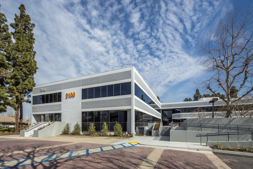 2100 W Orangewood Ave, Orange, CA à louer - Photo du bâtiment - Image 3 de 21