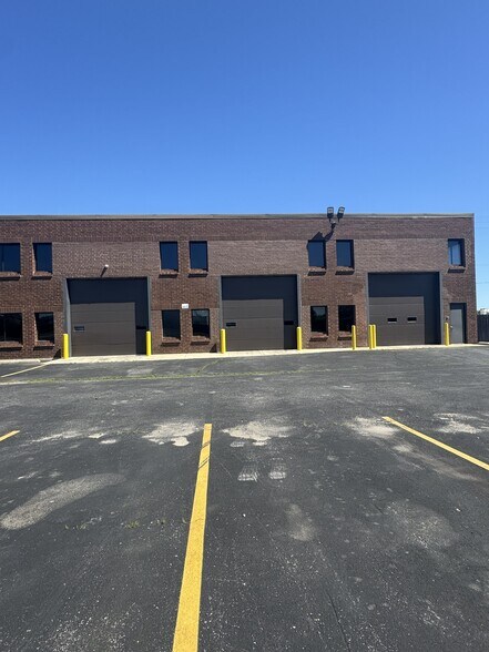 621 Busse Rd, Bensenville, IL à louer - Photo du bâtiment - Image 3 de 32