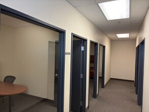 4000 4th St SE, Calgary, AB à louer Photo intérieure- Image 2 de 5