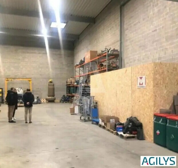 Flex in Élancourt for lease - Interior Photo - Image 2 of 4