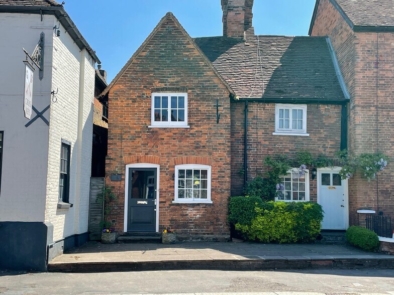 16 Wycombe End, Beaconsfield à louer - Photo du bâtiment - Image 2 de 7