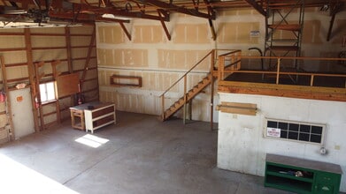 2324 Kearbey Ln, South Roxana, IL for lease Interior Photo- Image 2 of 11