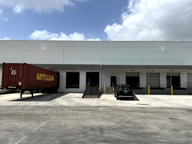 3951-4049 SW 30th Ave, Fort Lauderdale, FL à louer - Photo du bâtiment - Image 2 de 2