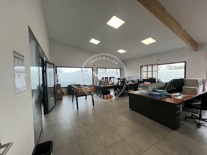 Retail in Plaisance Du Touch for lease - Interior Photo - Image 1 of 5