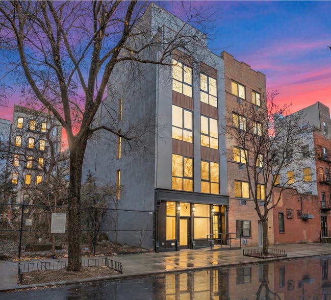 356 E 8th St, New York, NY for lease - Primary Photo - Image 1 of 1