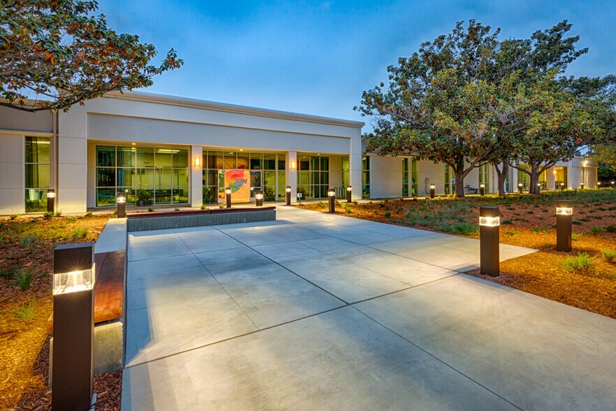 1215 Bordeaux Dr, Sunnyvale, CA à louer - Photo du bâtiment - Image 1 de 8