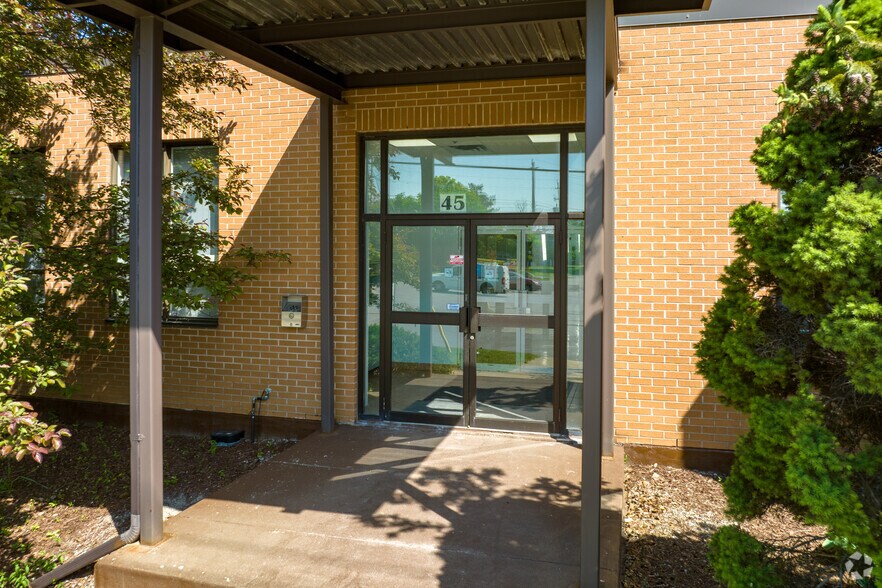 45 Cranfield Rd, Toronto, ON à louer - Photo du bâtiment - Image 3 de 5