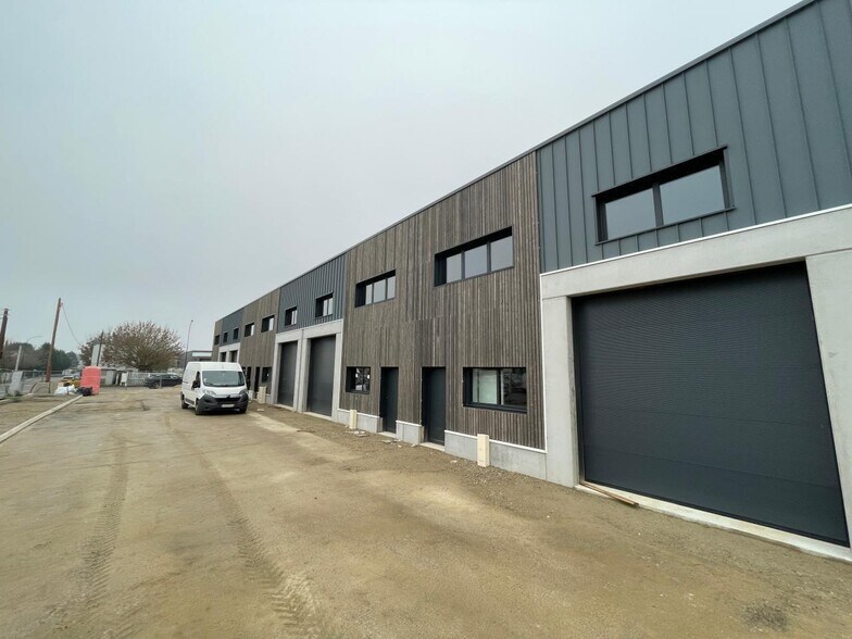 Flex in Ennery for lease - Building Photo - Image 2 of 8