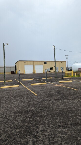 1416 Twin Oaks St, Wichita Falls, TX for lease - Building Photo - Image 2 of 33