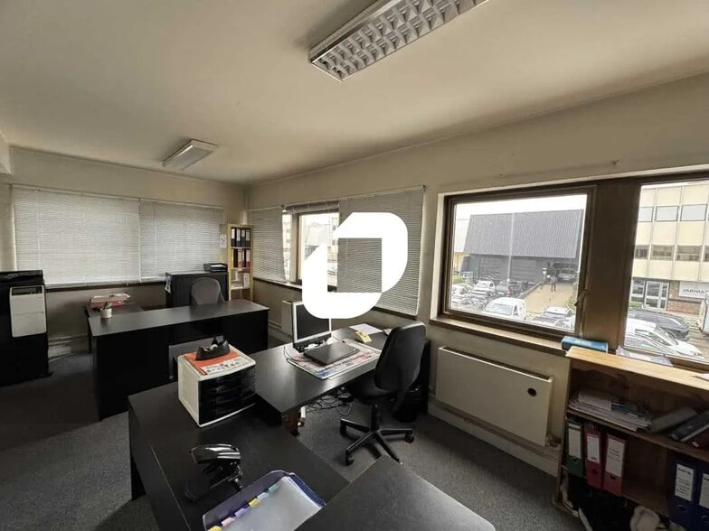 Flex in L'HAY-LES-ROSES for lease - Interior Photo - Image 3 of 6