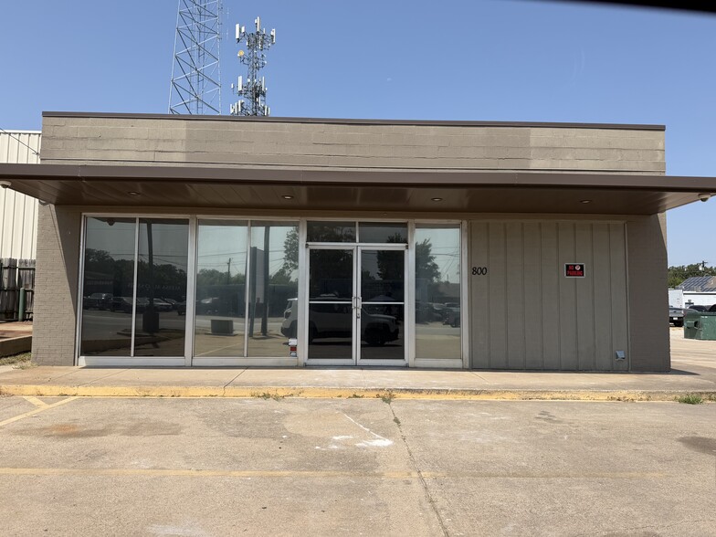 800 S Locust St, Denton, TX for lease - Building Photo - Image 1 of 12