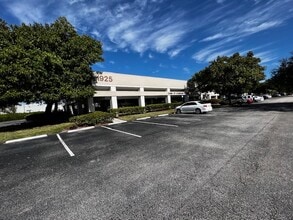 1801 S Perimeter Rd, Fort Lauderdale, FL for lease Building Photo- Image 2 of 14