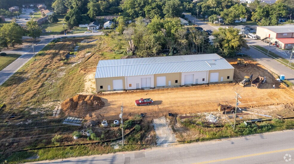 904 E Russell St, Fayetteville, NC à louer - Photo du bâtiment - Image 2 de 14