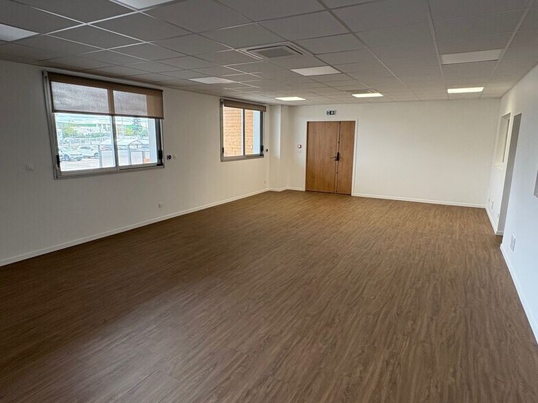 Flex in Corbas for lease - Building Photo - Image 3 of 11