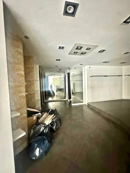Retail in Paris for lease - Interior Photo - Image 3 of 4
