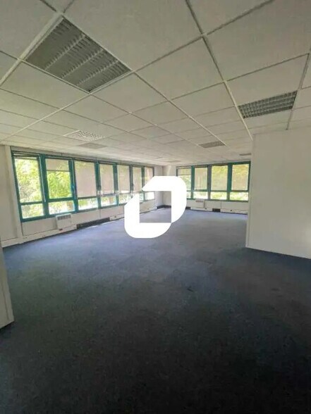 Office in Eybens for lease - Building Photo - Image 3 of 8