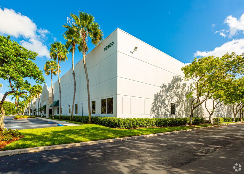10300 NW 19th St, Miami, FL à louer - Photo du bâtiment - Image 3 de 18
