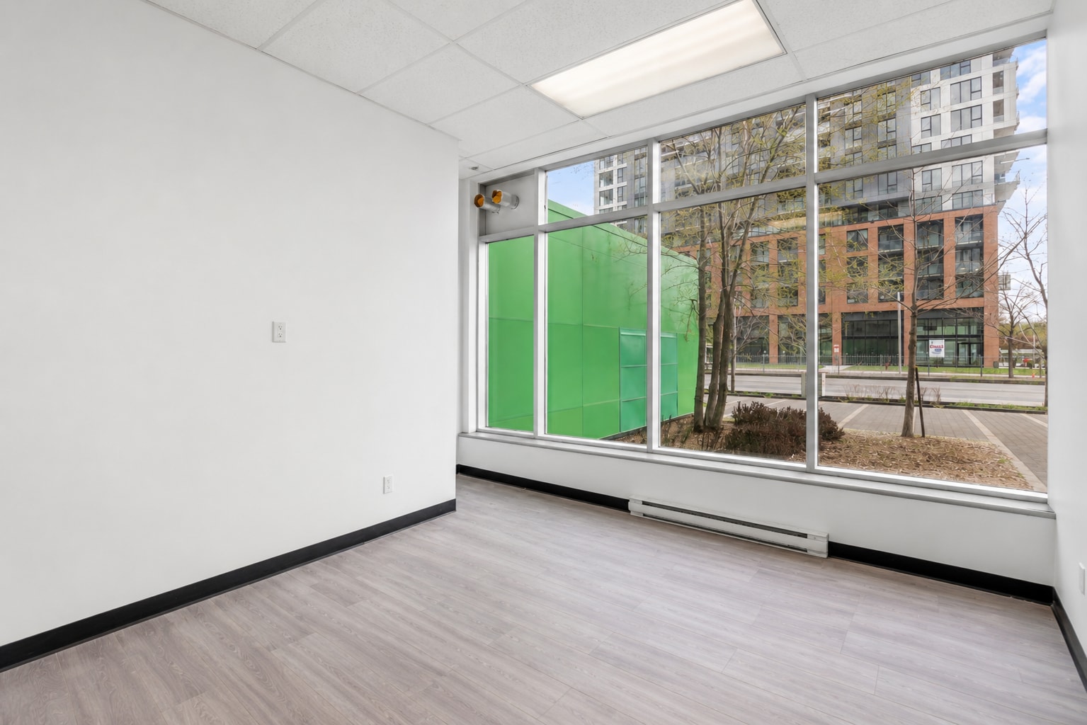 1155 Rue Saint-Charles O, Longueuil, QC for lease Interior Photo- Image 1 of 12