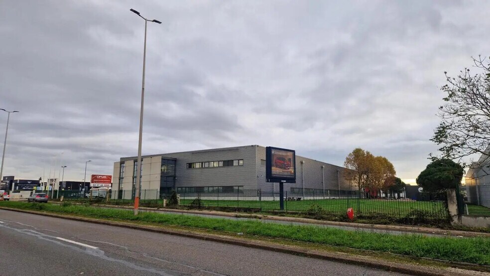Flex in Saint-Priest for lease - Building Photo - Image 1 of 5