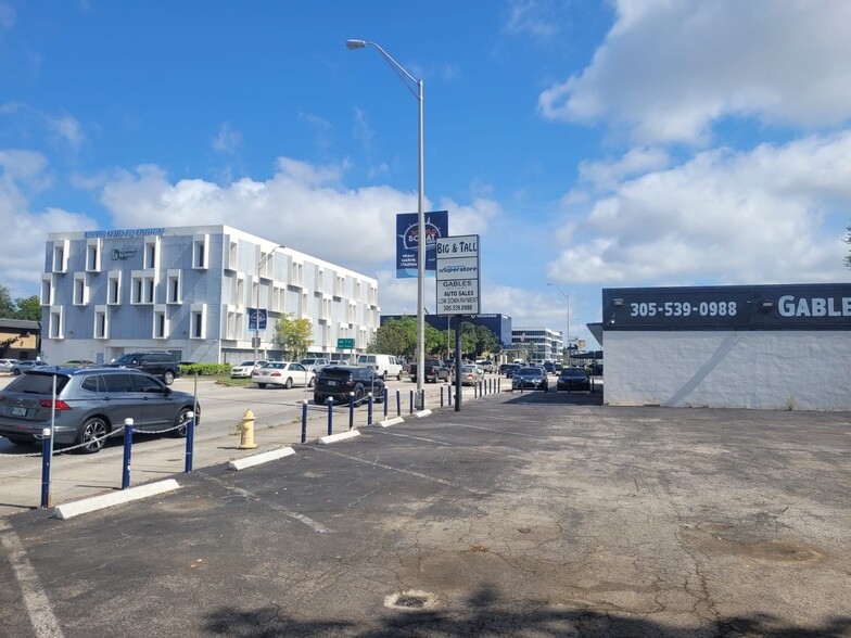 475-487 Le Jeune Rd, Miami, FL à louer - Photo du bâtiment - Image 2 de 9