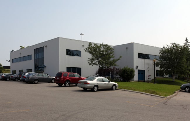 Plus de détails pour 400 Carlingview Dr, Toronto, ON - Bureau, Industriel à louer