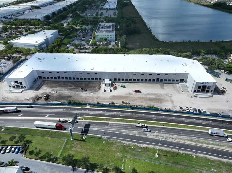 11375 NW 105th St, Miami, FL à louer - Photo du bâtiment - Image 2 de 4