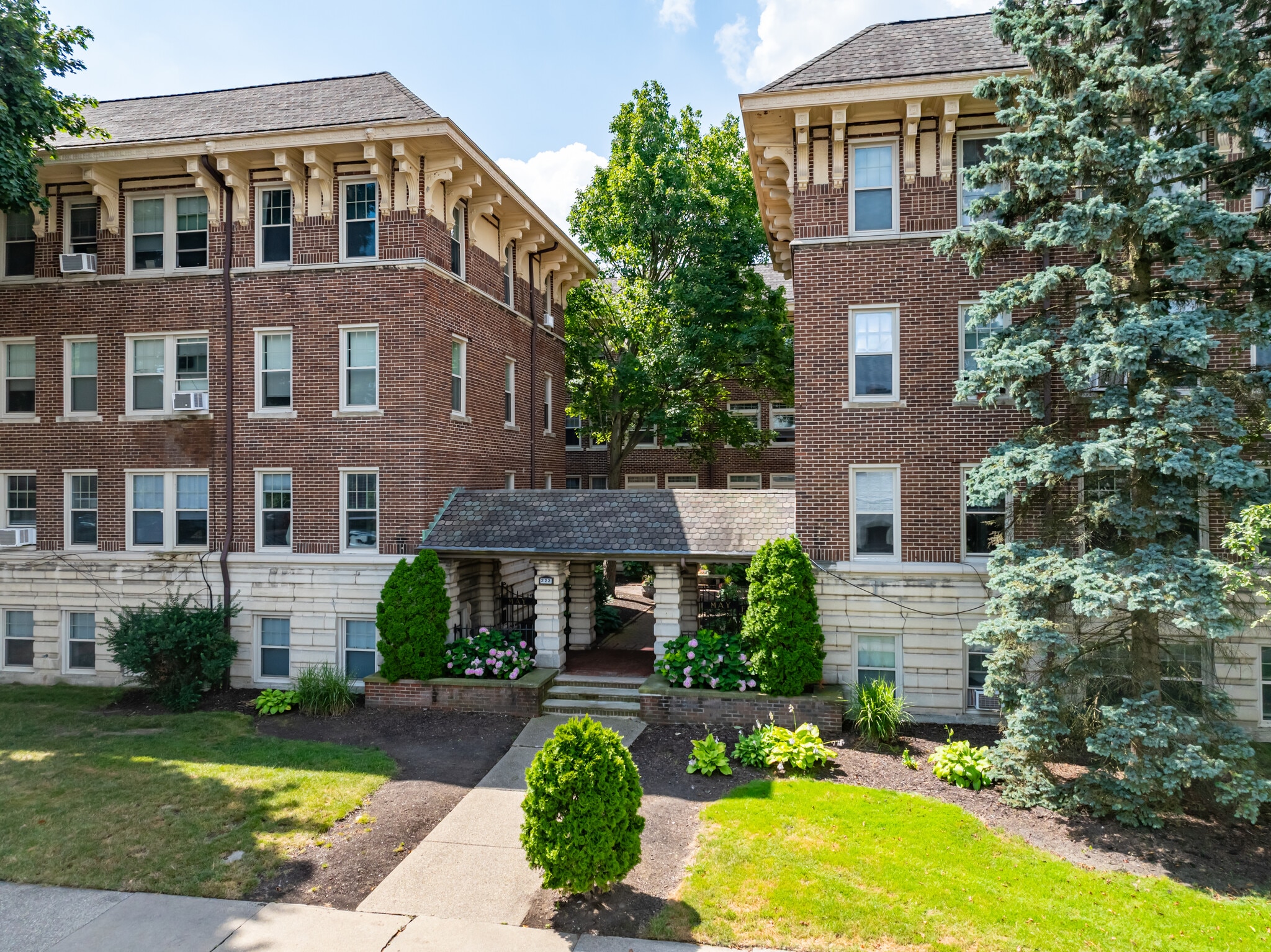 218 Twin Oaks Rd, Akron, OH for sale Building Photo- Image 1 of 26