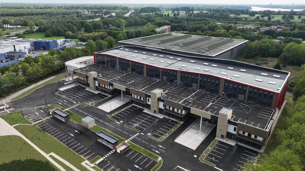 2 Avenue Denis Diderot, Élancourt for lease - Primary Photo - Image 1 of 14