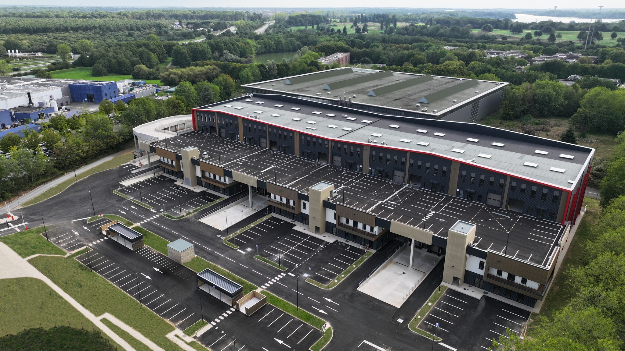 Flex in Élancourt for lease Primary Photo- Image 1 of 5