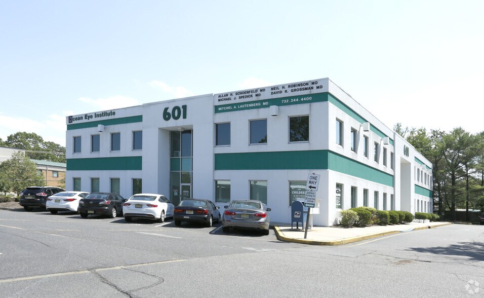 601 Route 37 W, Toms River, NJ à vendre - Photo du bâtiment - Image 2 de 18