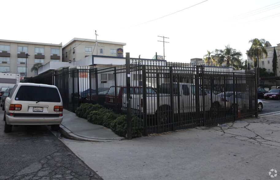 6201 Franklin Ave, Los Angeles, CA à louer - Photo du bâtiment - Image 2 de 4