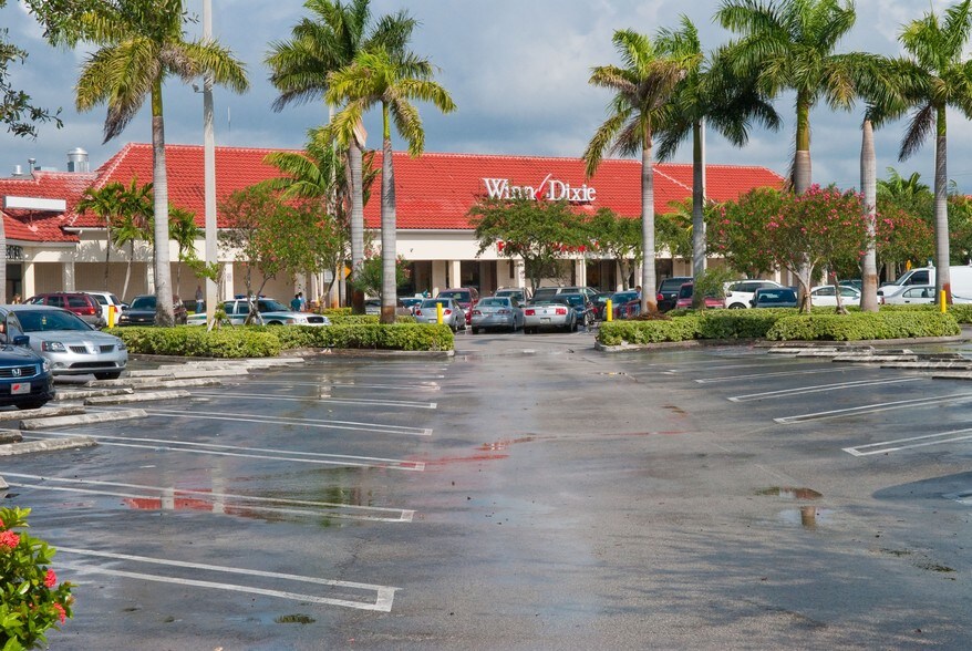 15550 NW 77th Ct, Miami Lakes, FL à louer - Photo du bâtiment - Image 2 de 5