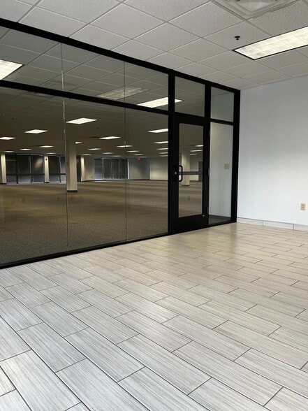 12000-12038 Ridgemont Dr, Urbandale, IA for lease - Interior Photo - Image 2 of 6