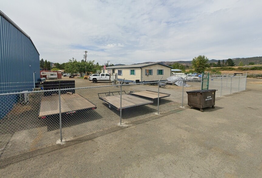 1690 Austin Rd, Roseburg, OR for lease - Building Photo - Image 3 of 5