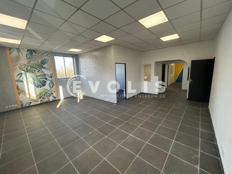Flex in Guibeville for lease - Interior Photo - Image 3 of 29