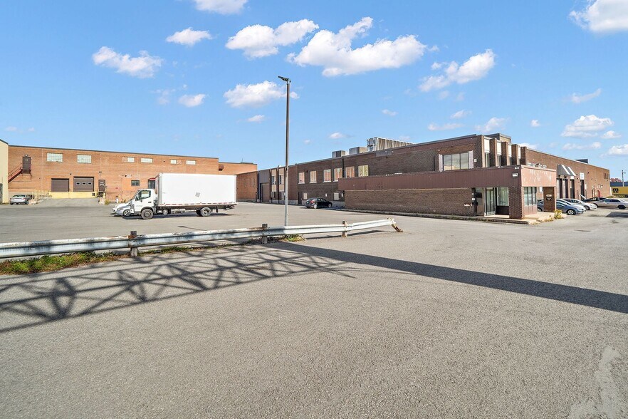 405-465 Av Marien, Montréal-Est, QC à louer - Photo du bâtiment - Image 1 de 12