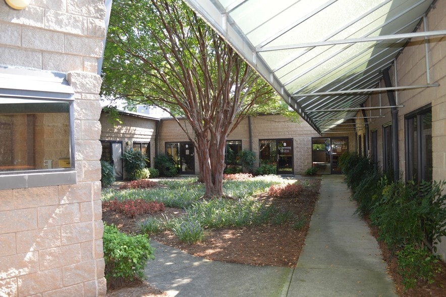 301 Keisler Dr, Cary, NC à louer - Photo du bâtiment - Image 3 de 5