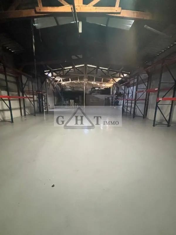 Industrial in Mandres-les-Roses for sale Interior Photo- Image 1 of 16