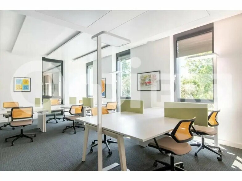 53 Avenue Jean Jaurès, Le Bourget for lease - Primary Photo - Image 1 of 44