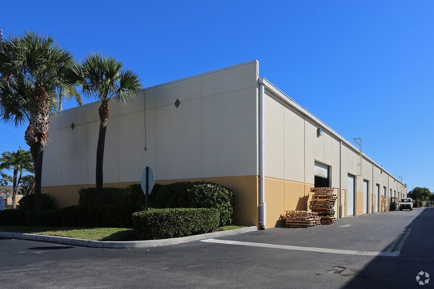 8060 Belvedere Rd, West Palm Beach, FL à louer - Photo du bâtiment - Image 3 de 11