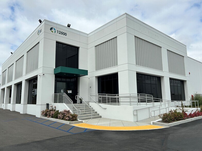 12500 E Slauson Ave, Santa Fe Springs, CA à louer - Photo du bâtiment - Image 1 de 1