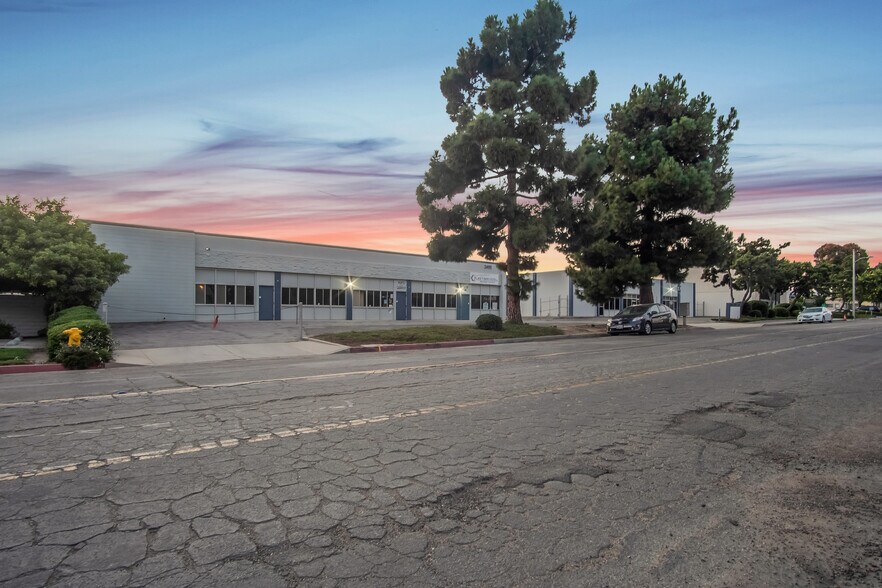2495 Palma Dr, Ventura, CA à vendre - Photo du bâtiment - Image 2 de 13