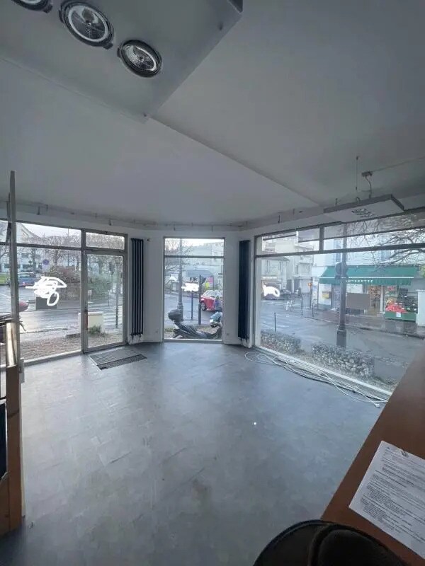 Retail in Rueil-Malmaison for lease Building Photo- Image 1 of 18