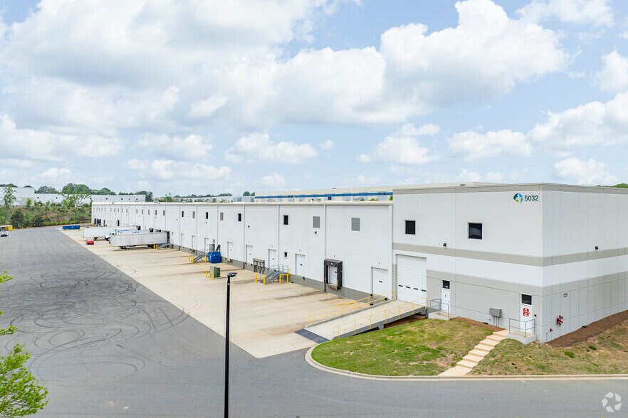 5032 Sirona Dr, Charlotte, NC à louer - Photo du bâtiment - Image 3 de 4