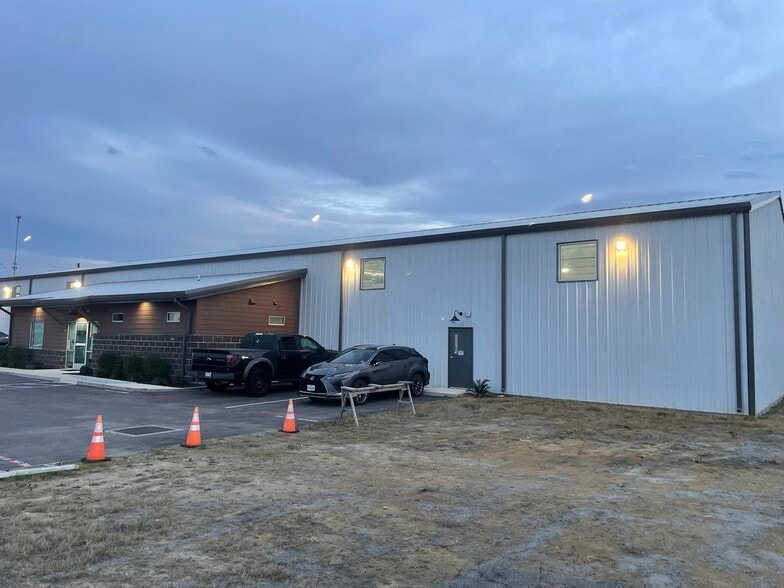 18952 Freeport Dr, Montgomery, TX à vendre - Photo du bâtiment - Image 2 de 4