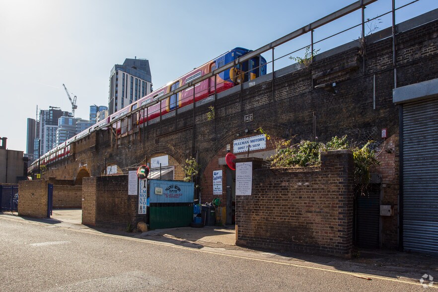 Newport St, Londres à louer - Photo du bâtiment - Image 2 de 4