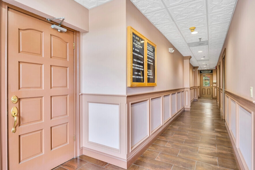 646 Main St, Port Jefferson, NY for lease - Interior Photo - Image 2 of 5