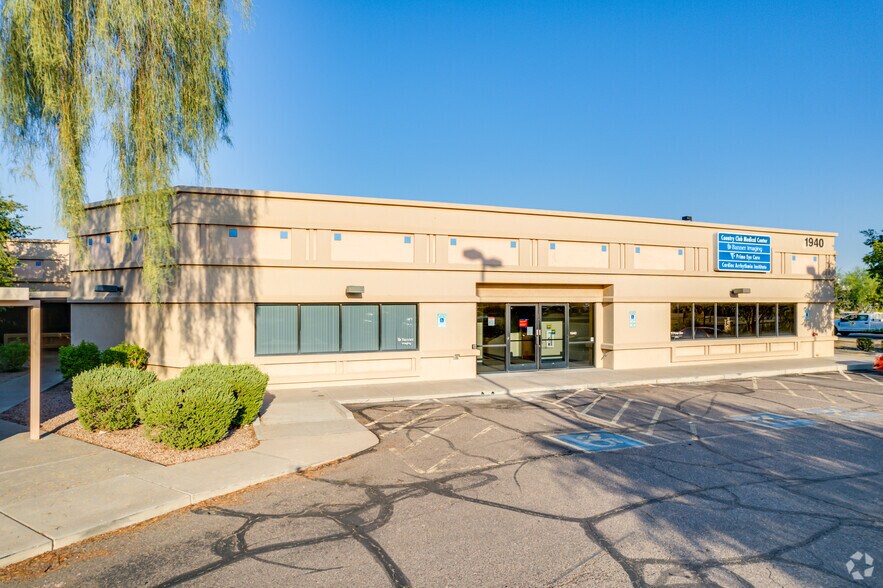 1940 S Country Club Dr, Mesa, AZ à louer - Photo du bâtiment - Image 2 de 12