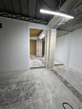 Retail in Paris for lease Interior Photo- Image 2 of 5